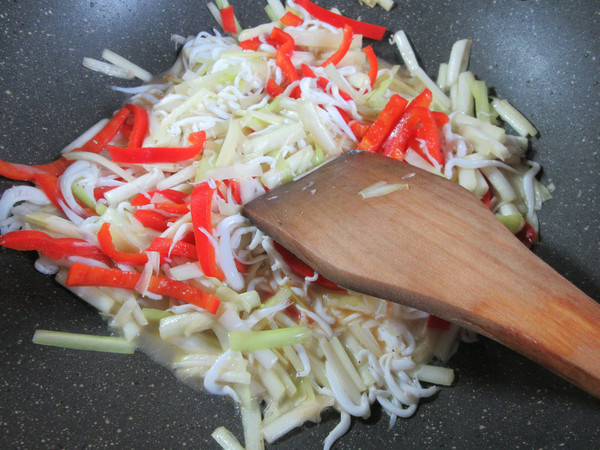 Stir-fried Leek Sprouts with Whitebait and Red Pepper recipe
