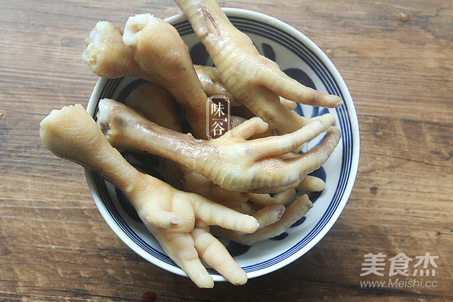 Mushroom Chestnut Chicken Feet Soup recipe