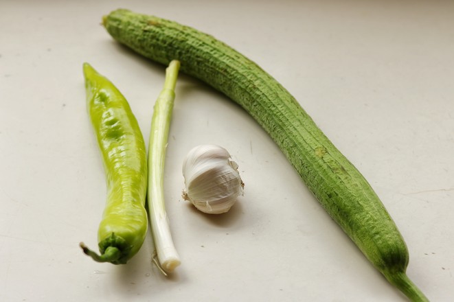 Green Pepper and Loofah Noodles recipe