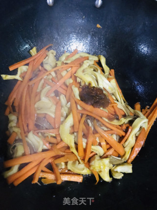 Stir-fried Pork Belly with Shredded Carrots recipe