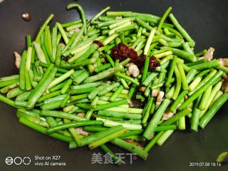 Stir-fried Garlic Sprouts with Sliced Pork recipe