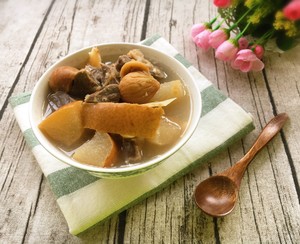 Soup for Relieving Cough, Moisturizing Lungs and Removing Dryness: Nanbei Apricot, Snow Pear and Lily Pig Lung Soup recipe