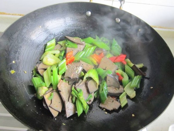 Stir-fried Pork Liver with Celery recipe