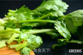 Here is A Glass of Celery Juice that Lowers Blood Pressure to Receive recipe