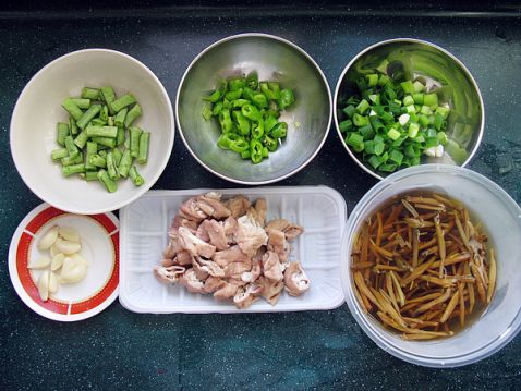 Hot and Sour Sausage Noodles recipe