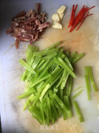 Stir-fried Sausage with Lettuce recipe