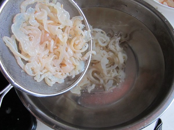 Black Fungus Mixed with Jellyfish recipe