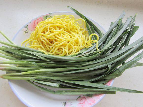 Stir-fried Yellow Noodles with Leek recipe