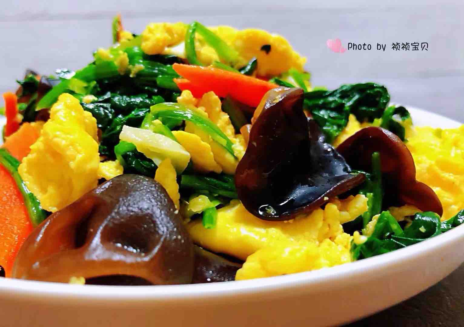 Scrambled Eggs with Spinach and Fungus recipe