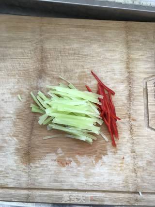 Stir-fried Shredded Pork with Lettuce recipe