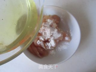 Fried Chicken with Carrots and Fungus recipe