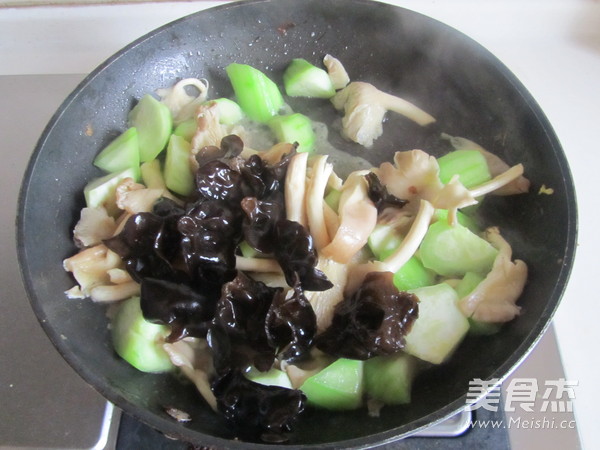 Scrambled Eggs with Loofah and Mushrooms recipe