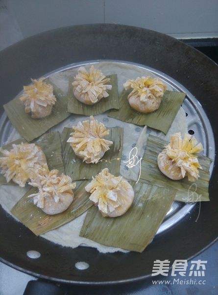 Steamed Dumplings with Egg Yolk and Chrysanthemum recipe