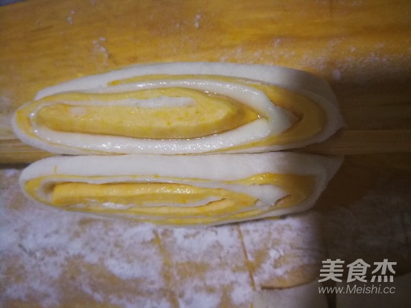 Pumpkin Two-color Hana Roll recipe