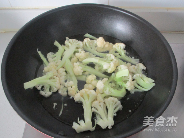 Stir-fried Cauliflower with Tomatoes recipe