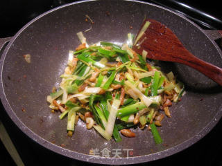 Stir-fried Garlic Leaves with Mustard Bacon recipe