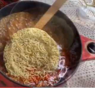 Restore Zhang Yunlei's New Way of Eating Instant Noodles. The Taste is Too Sour and Refreshing. Please Allow Me to Have A Cup of Wuzhen Powder to Crush It~ recipe