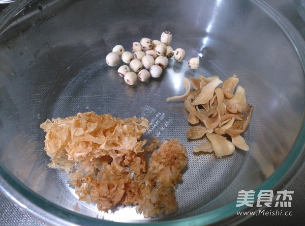 White Lotus Lily and White Fungus Soup recipe