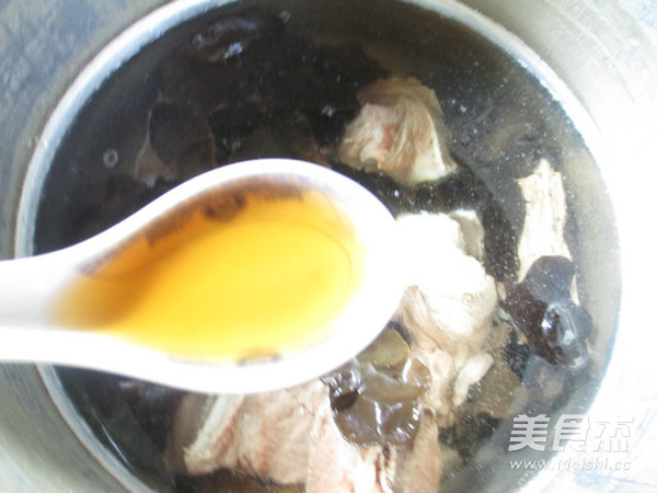 Black Fungus, Cabbage and Bone Soup recipe