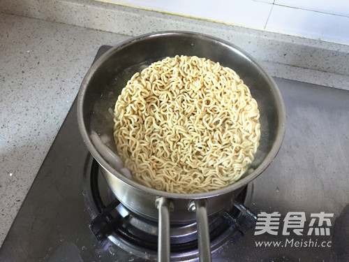 Instant Noodles with White Jade Mushroom recipe