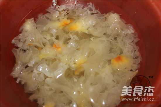 White Fungus and Lotus Seed Soup recipe