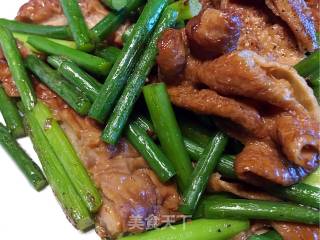 Stir-fried Large Intestine with Garlic Stalks recipe