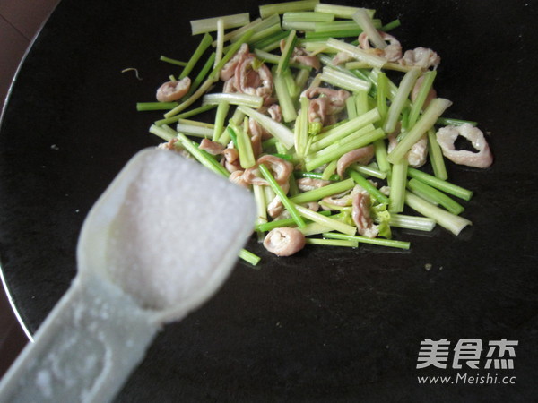 Stir-fried Large Intestine with Celery recipe