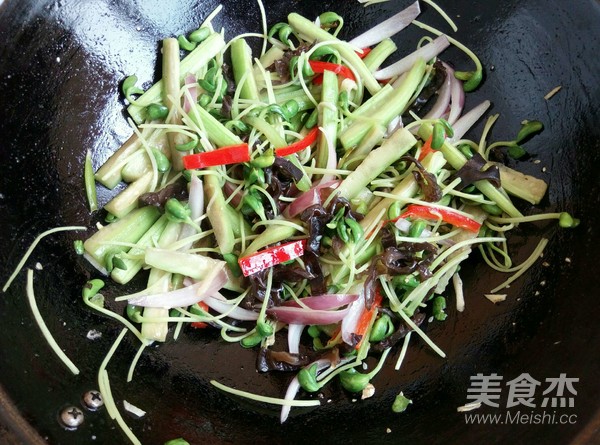 Vegetarian Stir-fried Loofah and Black Bean Sprouts recipe