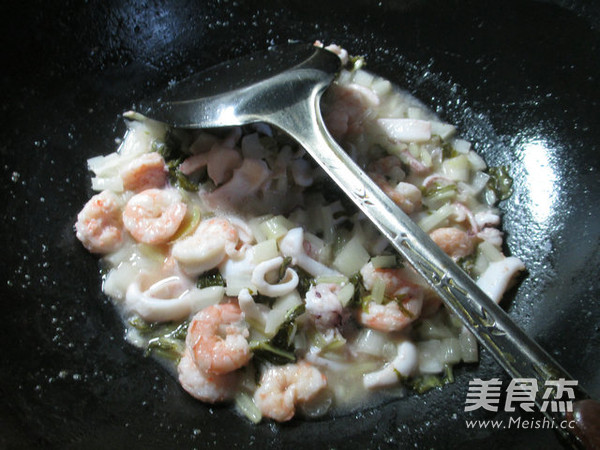 Stir-fried Seafood with Pickled Cabbage recipe