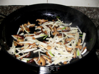 Zhejiang Snacks Fried Noodles with Mushrooms recipe