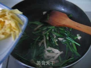 Stir-fried Shredded Pork with Leek and Egg Skin recipe
