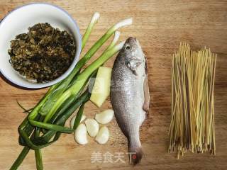 Yellow Croaker Simmered Noodles recipe