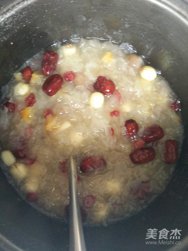 Tremella, Lotus Seed, Saponified Rice, Peach Gum, Red Dates, Cranberry Soup recipe