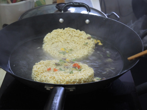 Fried Instant Noodles with Pepper and Egg recipe