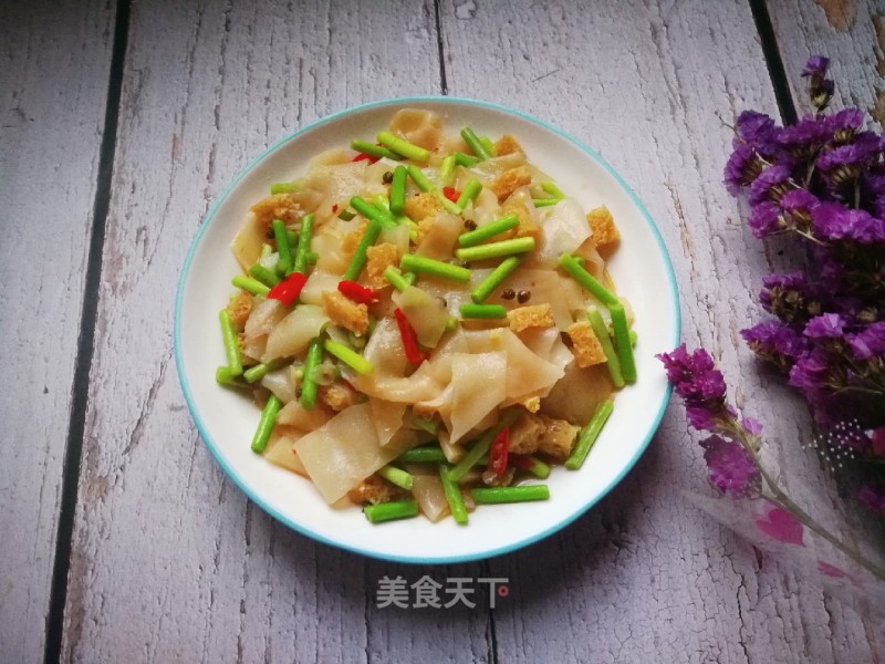Stir-fried Liangpi with Garlic Moss recipe