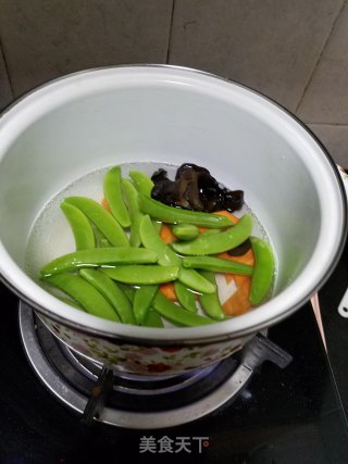 Stir-fried Chicken Breast with Sweet Beans and Fungus recipe