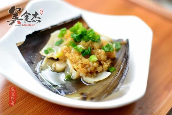 Steamed Scallops with Gold and Silver Garlic recipe