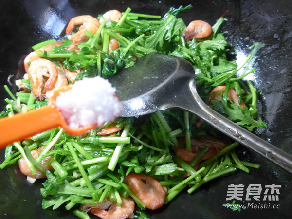 Stir Fried Chrysanthemum with Fresh Shrimp recipe