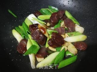 Stir-fried Sausage with Garlic recipe