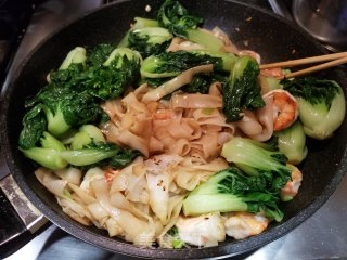 Stir-fried Hor Fun with Green Vegetables and Shrimp recipe