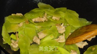 [recipe for Gift]--stir-fried Pork Slices with Lettuce recipe