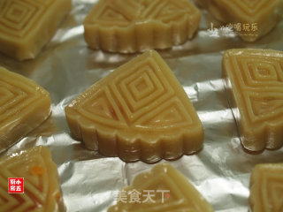 Cantonese-style Lotus Seed Paste Moon Cake recipe