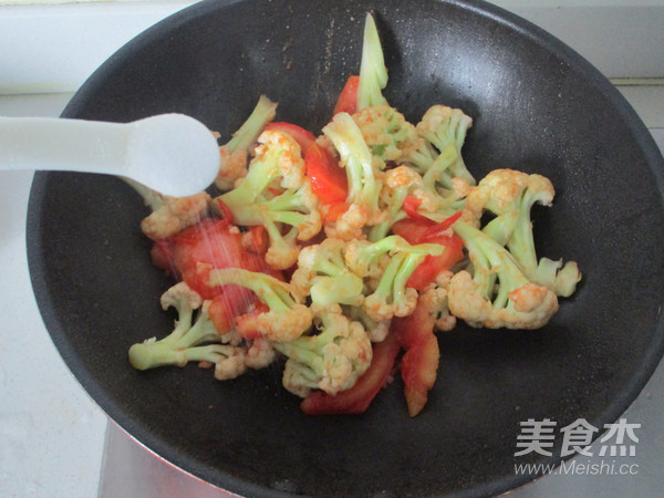 Stir-fried Cauliflower with Tomatoes recipe