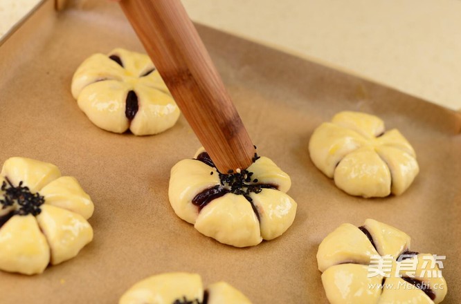 Flower Bean Paste Bread recipe