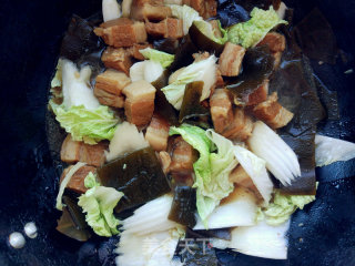 Braised Pork Belly with Cabbage and Seaweed recipe