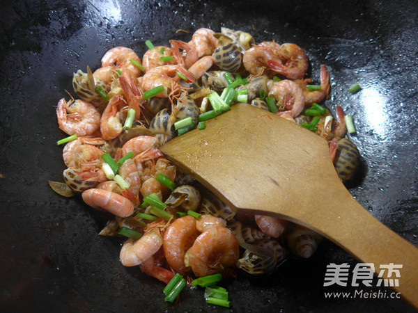 Fried Sea Prawns with Snail recipe