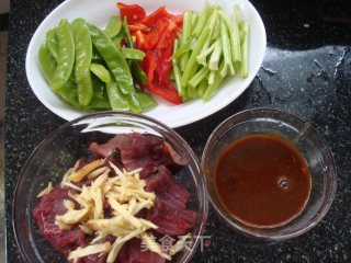 Stir-fried Eel Slices with Parsley and Lotus Beans recipe