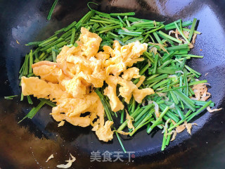 Scrambled Eggs with Leek and Shrimp Skin recipe