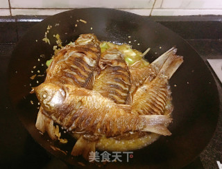 Braised Crucian Carp with Pickled Peppers in Soy Sauce recipe