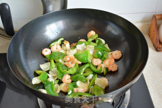 Stir-fried Green Peppers with Shrimp and Lily recipe